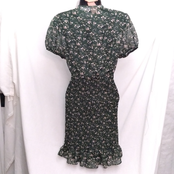 ISALIS Green Floral Smocked Dress w/Deep V-Neckline - Picture 6 of 7